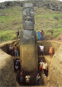 I ricercatori intorno allo scavo del corpo dei Moai corpo delle teste moai isola di pasqua
